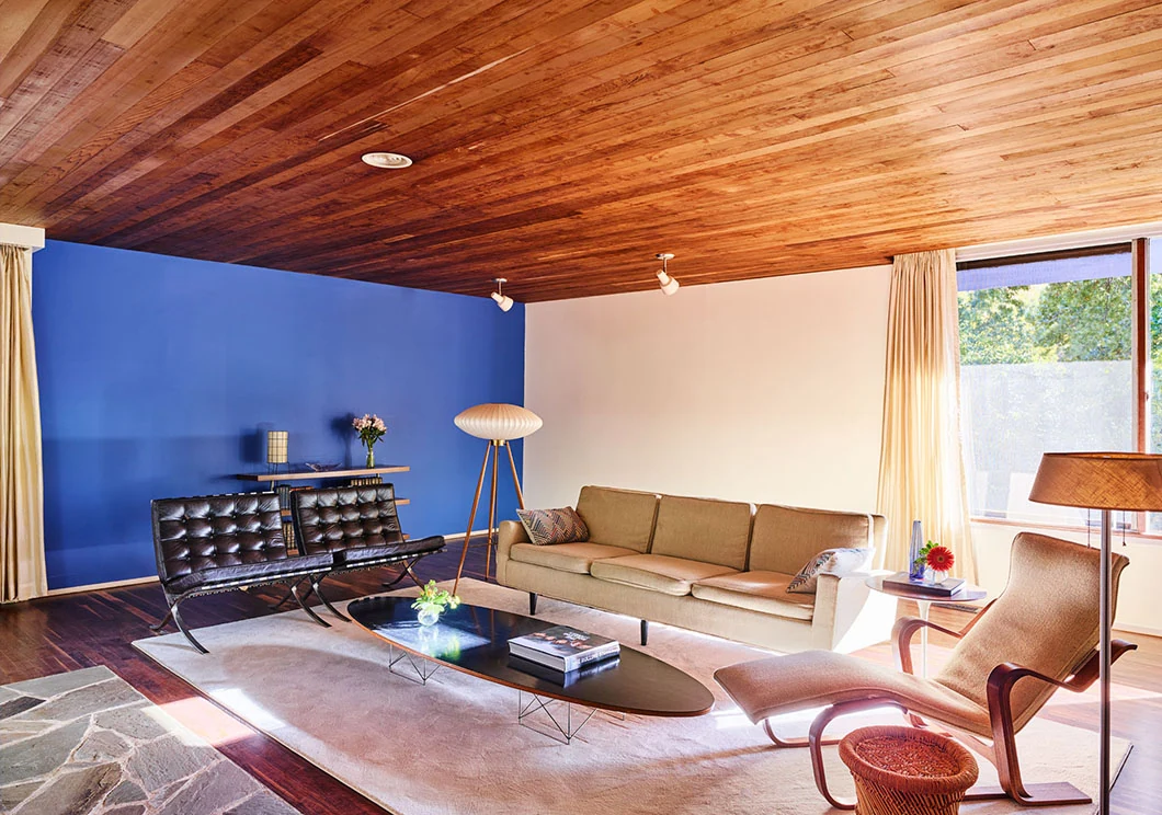 Гостиная Snower House с синей стеной и мебелью mid-century — фотография из публикации Knoll, интерьерный референс, не проект THE BAZE